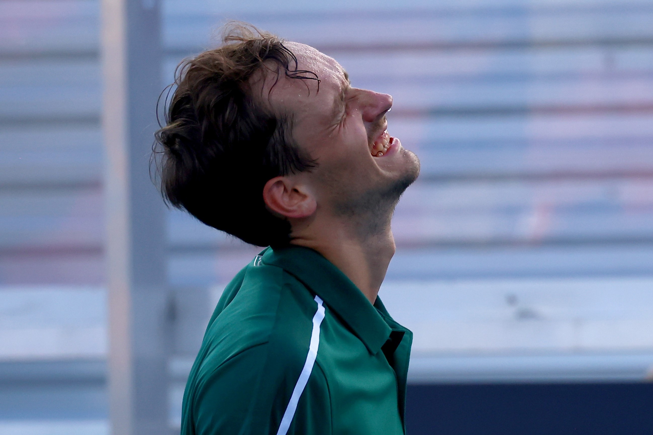 Medvedev thang tran voi doi chan tap tenh hinh anh