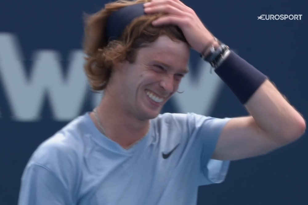 Rublev xin loi doi thu vi thang qua nhieu hinh anh