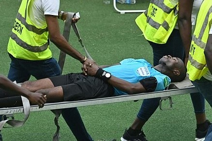 Trong tai bat tinh khien tran dau ket thuc som hinh anh