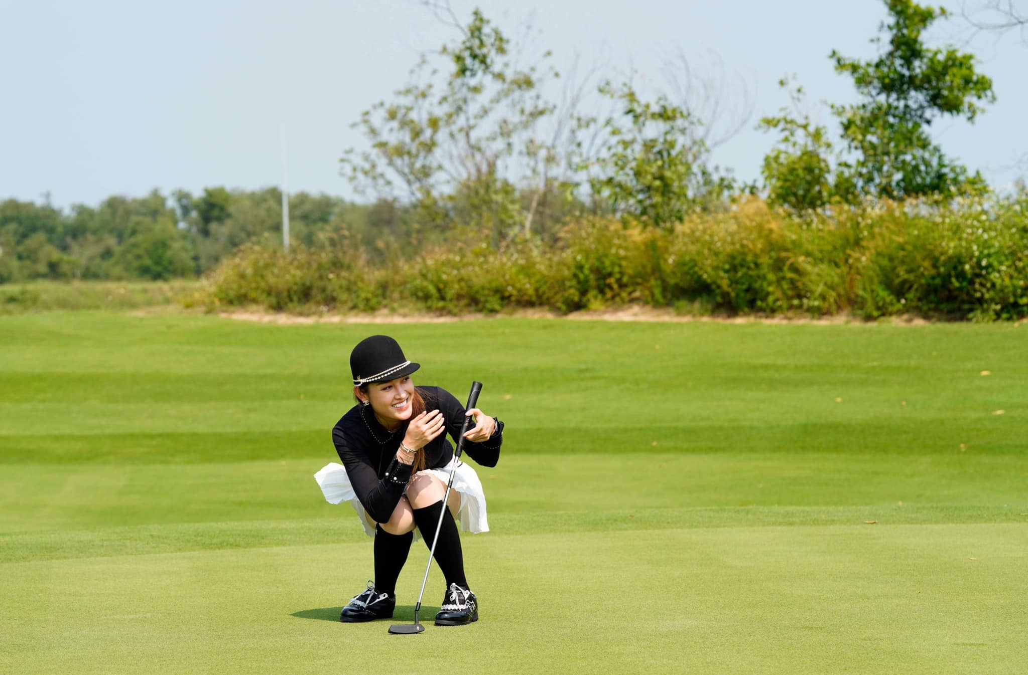 A hau Huyen My danh golf anh 3