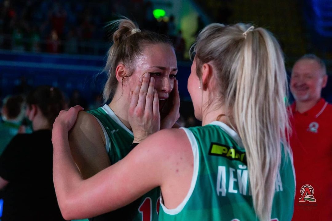 Hoa khoi bong chuyen khoc anh 1