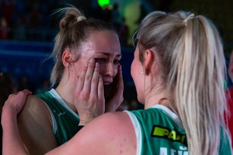 Hoa khoi bong chuyen bat khoc khi giup CLB lan dau vo dich hinh anh