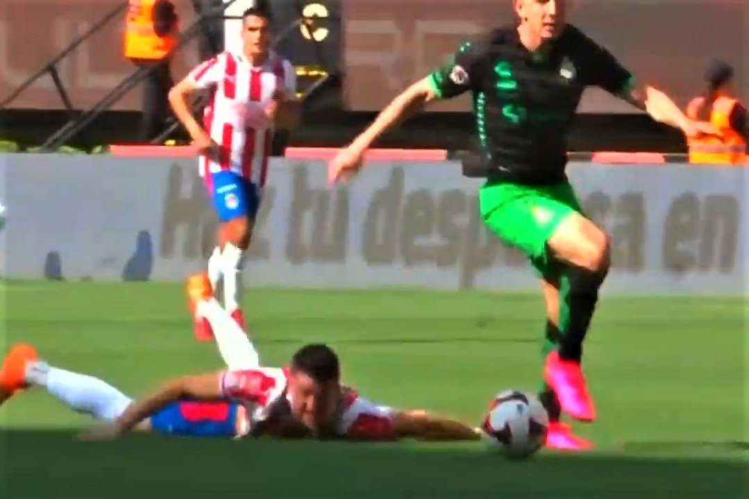 Cu truot chan o giua san khien doi nha nhan ban thua hinh anh