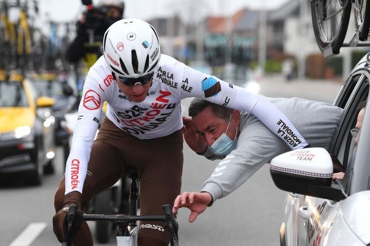 Tay dua tra gia dat khi xa rac ra duong hinh anh