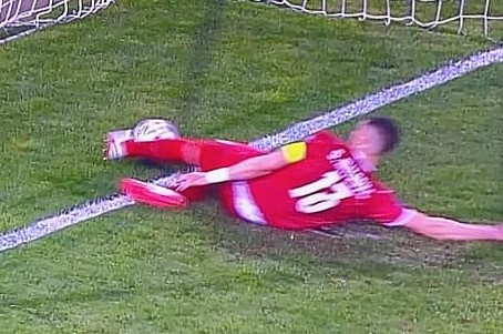 Ban dau gia doi giay trong tran Ronaldo mat ban thang hinh anh