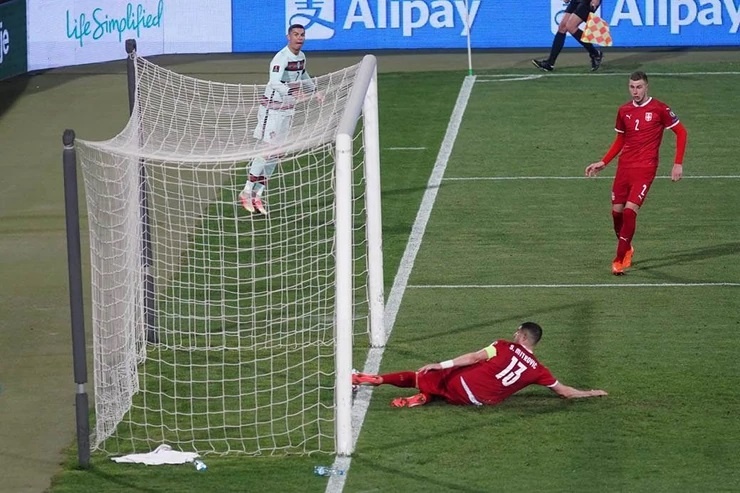 Ban dau gia doi giay can ban thang cua Ronaldo anh 1