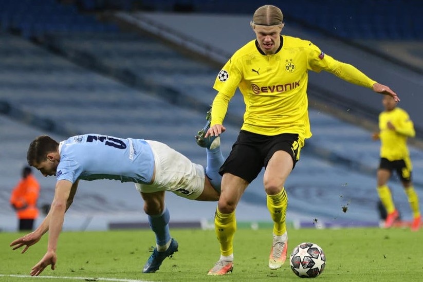 Hau ve Man City bat luc truoc Haaland hinh anh