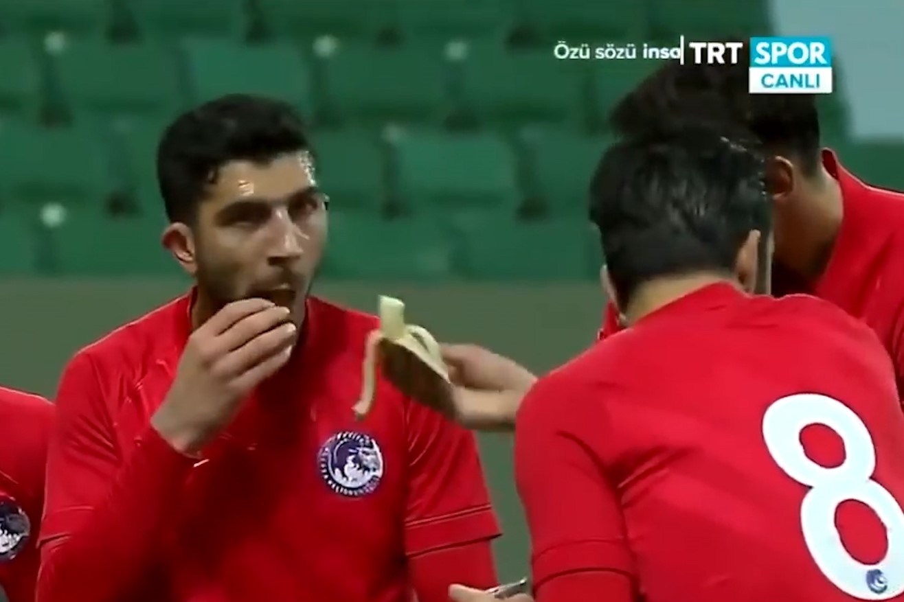 Cau thu nap nang luong khi dong doi chan thuong hinh anh