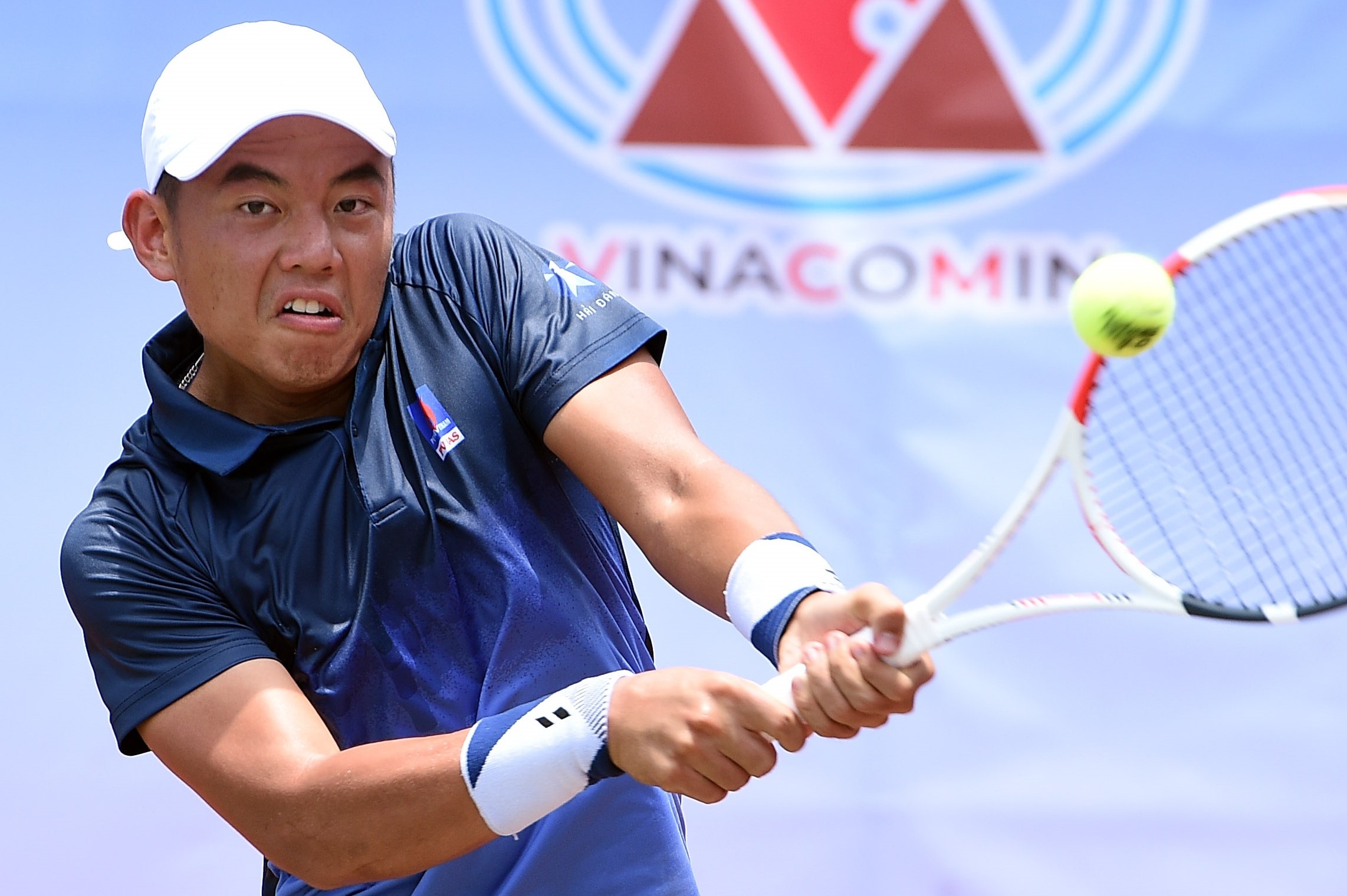 Hoang Nam cung dong doi vo dich quoc gia hinh anh