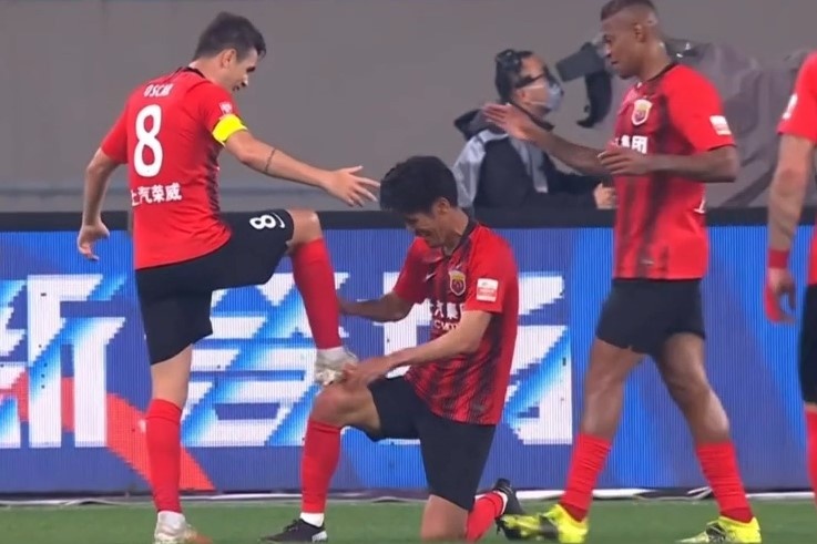 Oscar lap poker kien tao o tran khai man Chinese Super League hinh anh