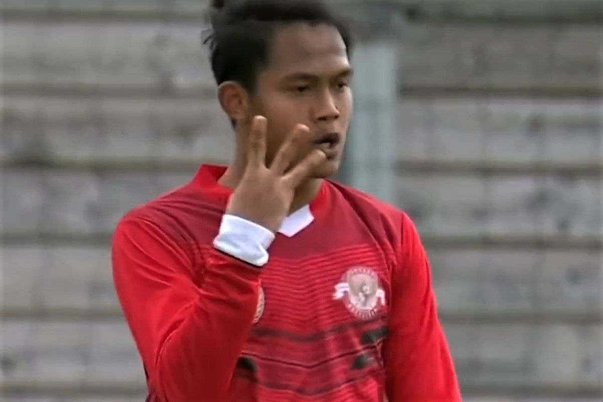 Sao tre Indonesia lap hat-trick trong 6 phut truoc U18 Leeds Utd hinh anh