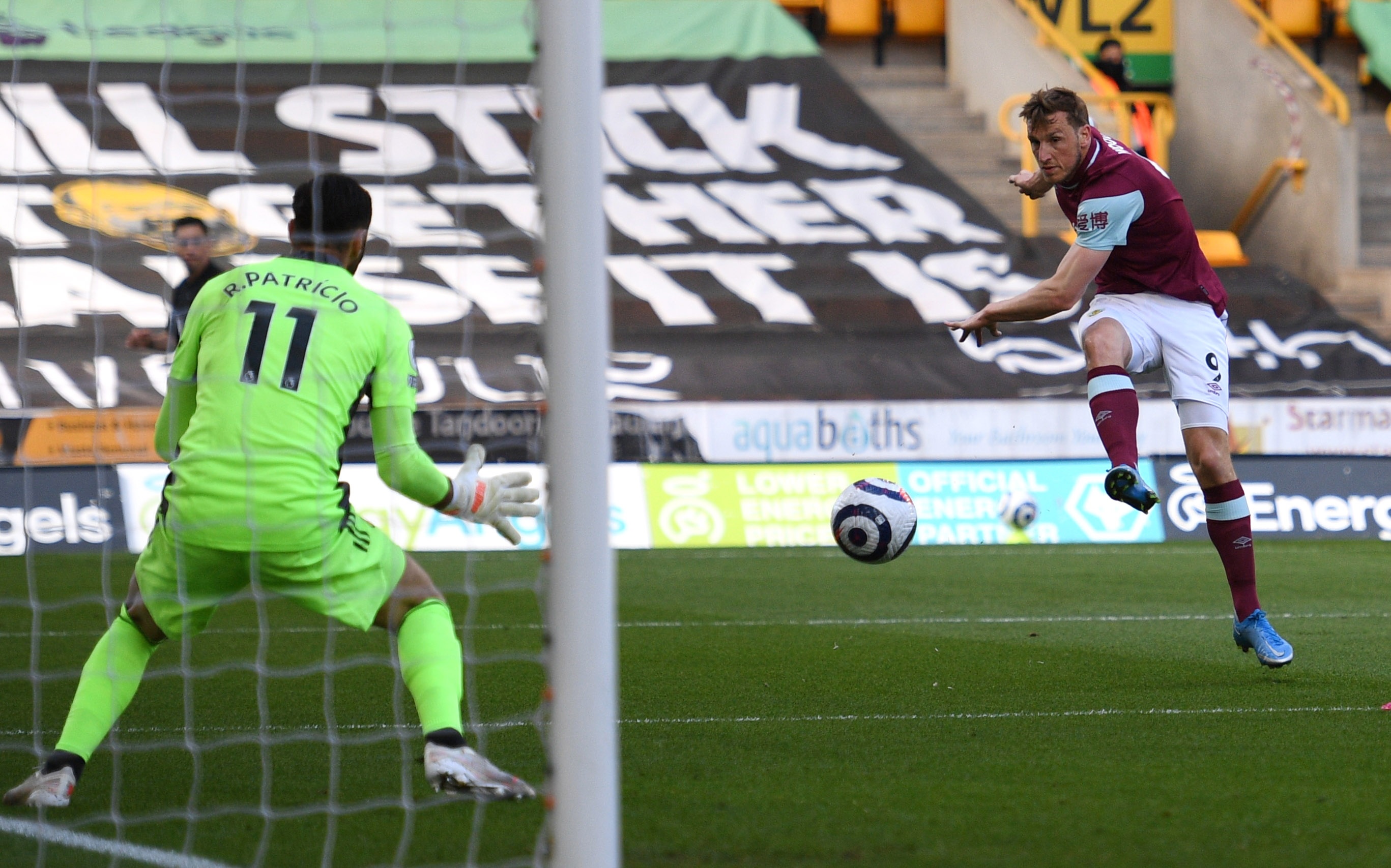 Chris Wood hat-trick anh 2