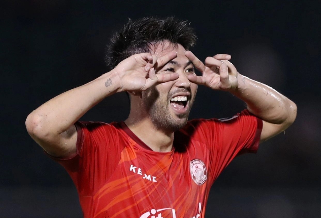 Bui Tien Dung kien tao cho Lee Nguyen ghi ban hinh anh