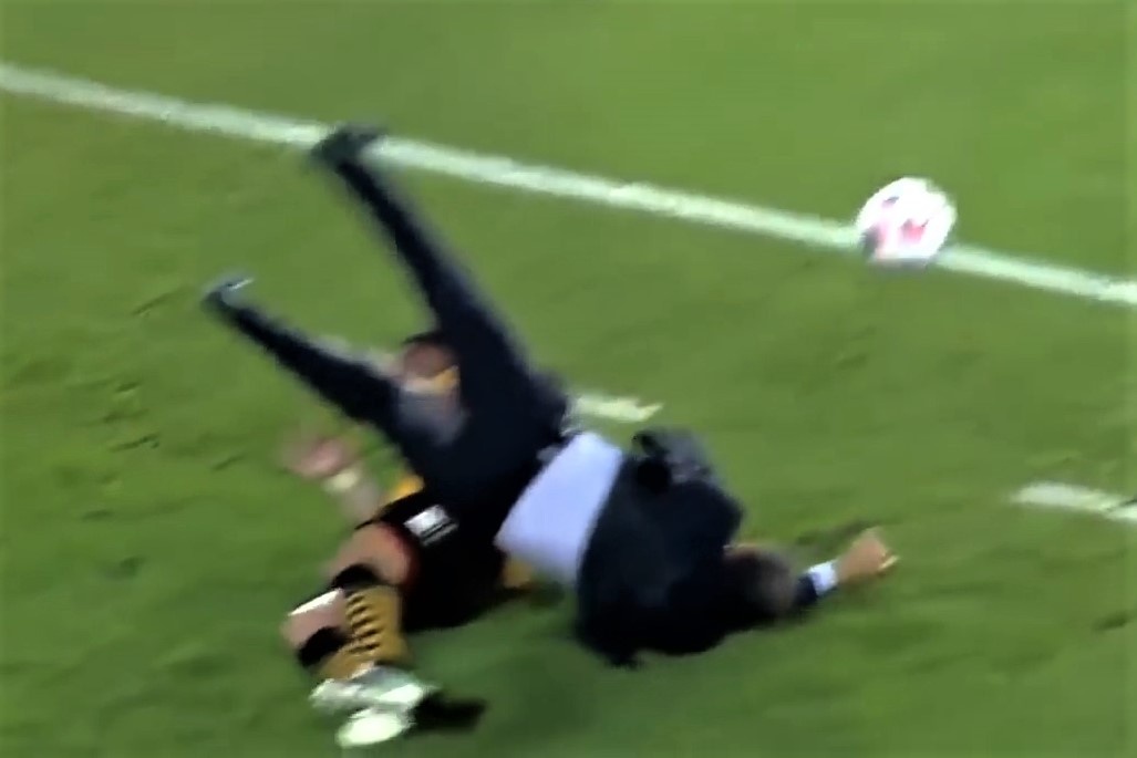 Cau thu khien HLV doi phuong nga nhao hinh anh