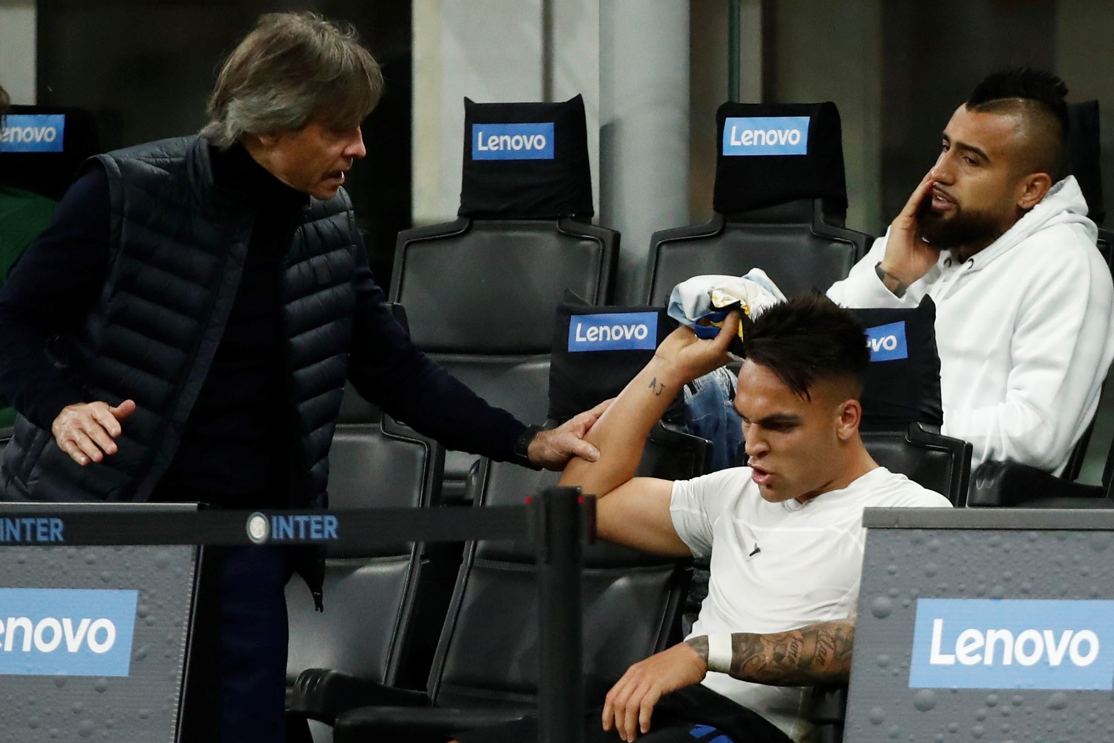 Martinez to thai do khi bi thay ra hinh anh