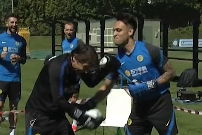 Lukaku giup HLV Conte va Martinez giai quyet mau thuan hinh anh