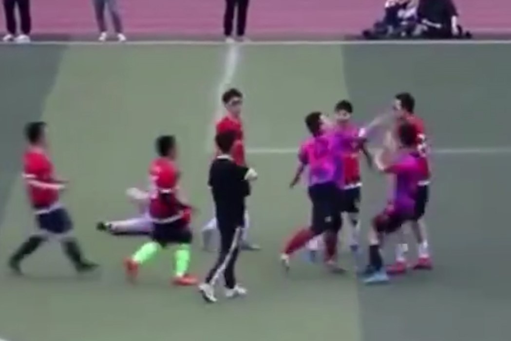 Cau thu Trung Quoc giam dap va tat doi phuong hinh anh