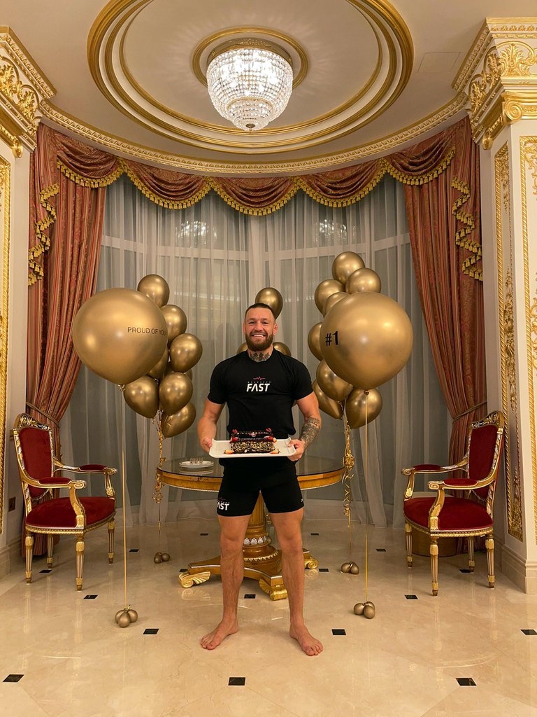 McGregor vuot Messi Ronaldo anh 1