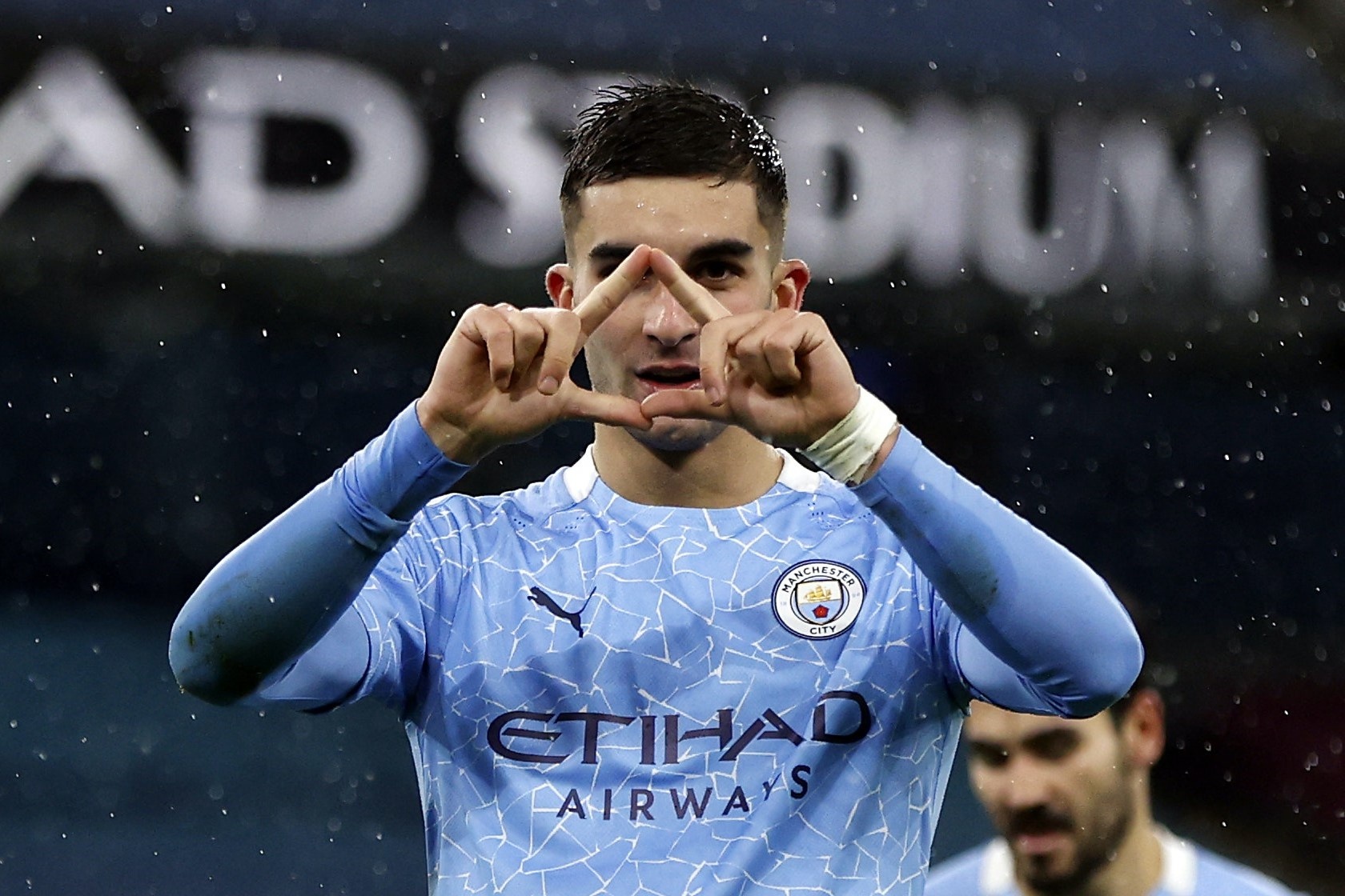 Man City thang tran mung danh hieu vo dich Premier League hinh anh