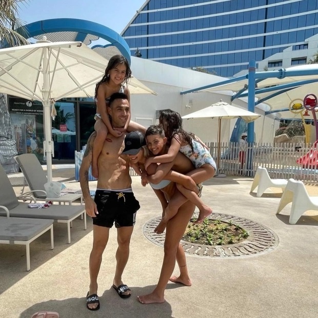 Phut so hai cua vo con cau thu PSV anh 1