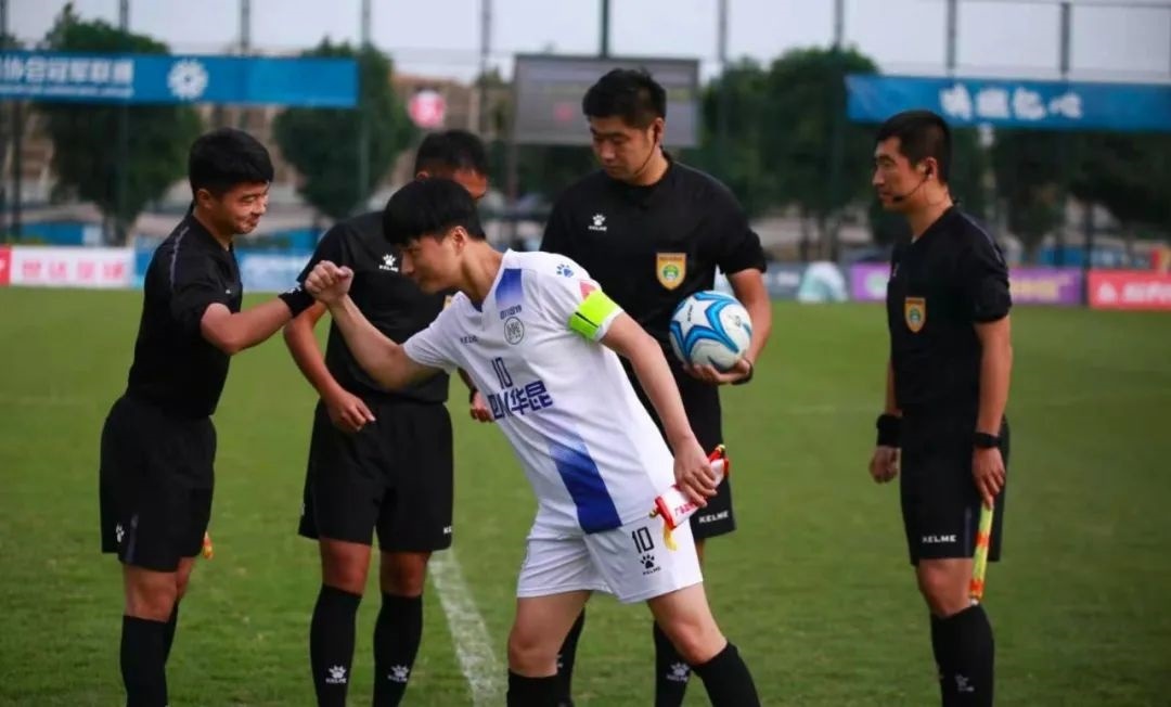 ong chu doi bong Trung Quoc ra san thi dau anh 4