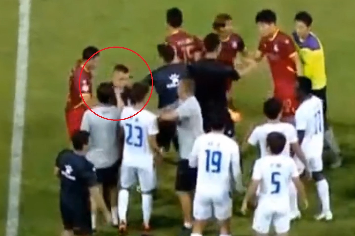 Tro ly HLV Trung Quoc nhan the do vi bop co trong tai hinh anh