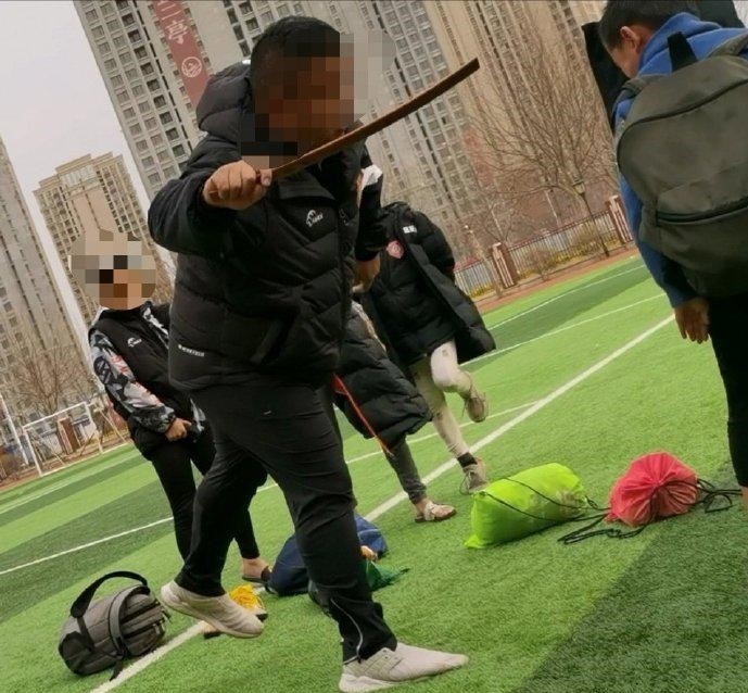 bao hanh cau thu nhi Trung Quoc anh 1