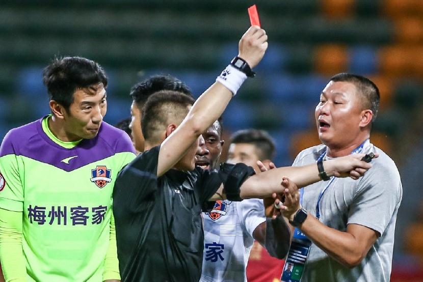 Tro ly HLV Trung Quoc tra gia dat vi bop co trong tai hinh anh