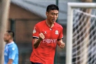 HLV vao san thi dau o giai Trung Quoc hinh anh