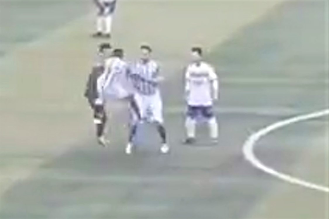 Cu dap trong tai khien cau thu bi cam tron doi hinh anh