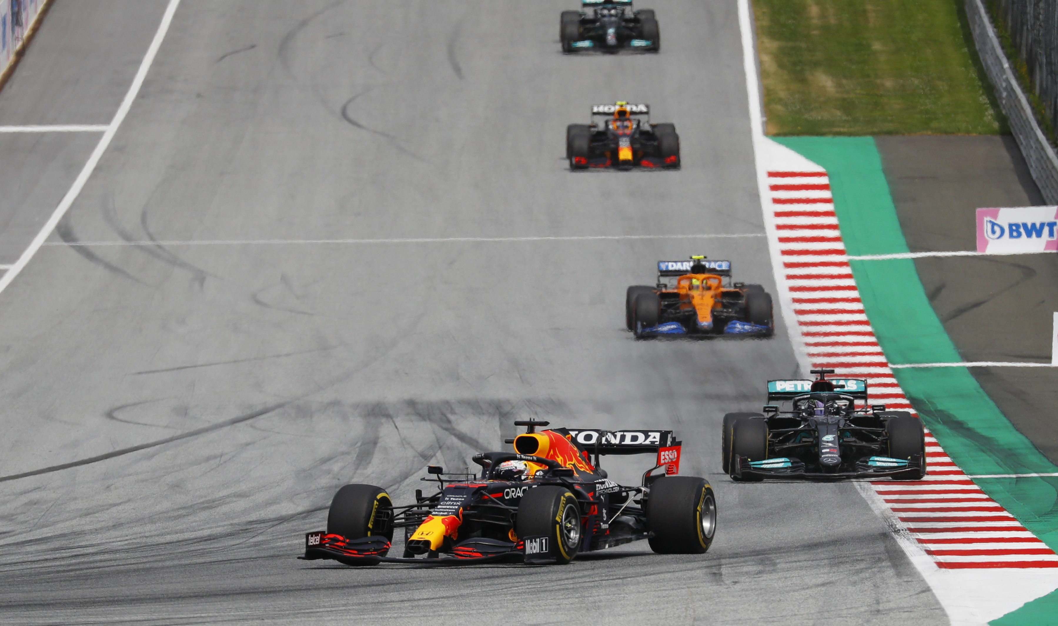 Verstappen vuot Hamilton anh 1
