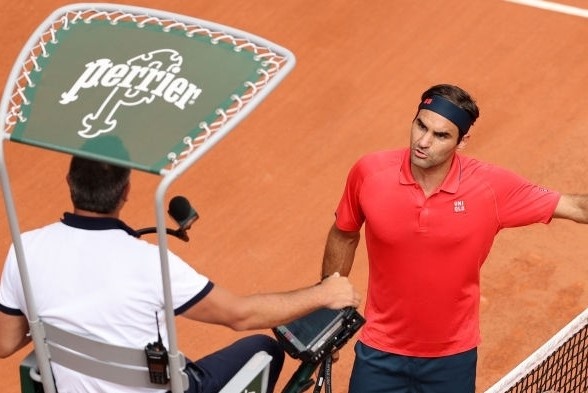 Federer tranh cai voi trong tai trong tran thang Cilic hinh anh