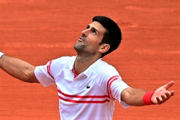 Djokovic thoat hiem o Phap Mo rong hinh anh