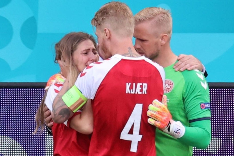 Loi canh tinh sau khi Eriksen dot quy tren san hinh anh