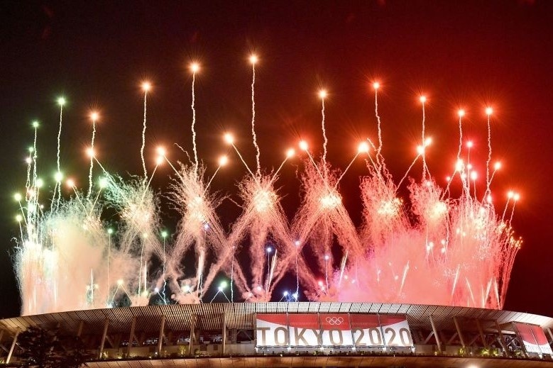 Man phao hoa ruc ro khep lai Olympic Tokyo hinh anh