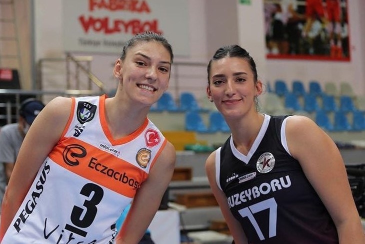 Chi em ruot doi dau o hai doi tuyen quoc gia khac nhau hinh anh