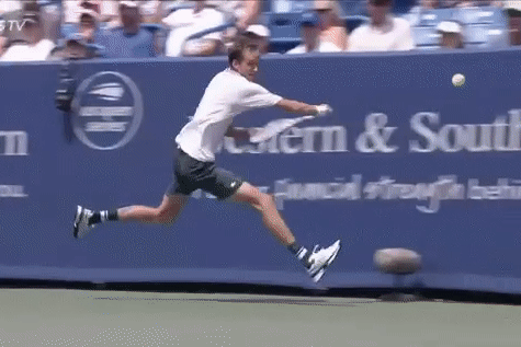 Medvedev tuc gian khi va cham voi may quay hinh anh