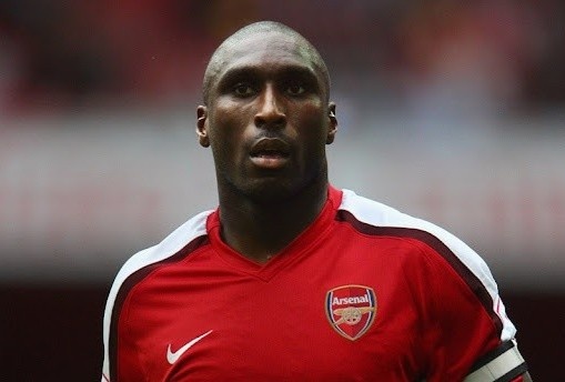 Sol Campbell de nghi giup do Arsenal hinh anh