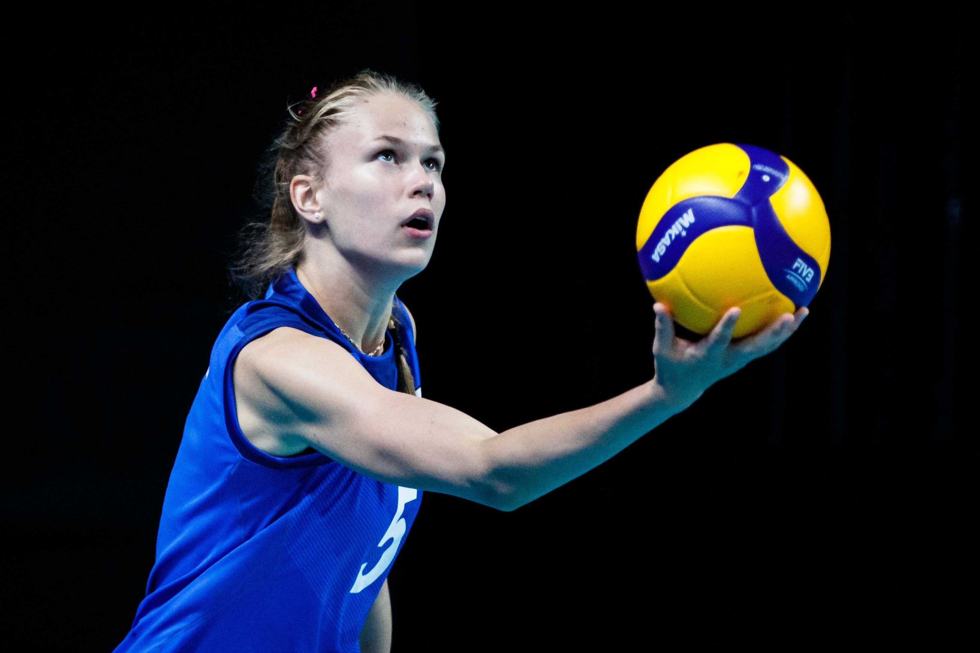 Cau phat bong giup doi len 8 diem lien tiep hinh anh