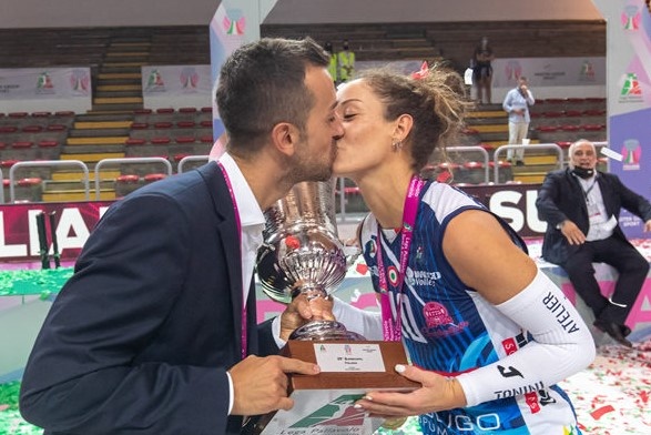 Cap vo chong doi dau tranh ngoi nhat bang mon bong chuyen nu hinh anh