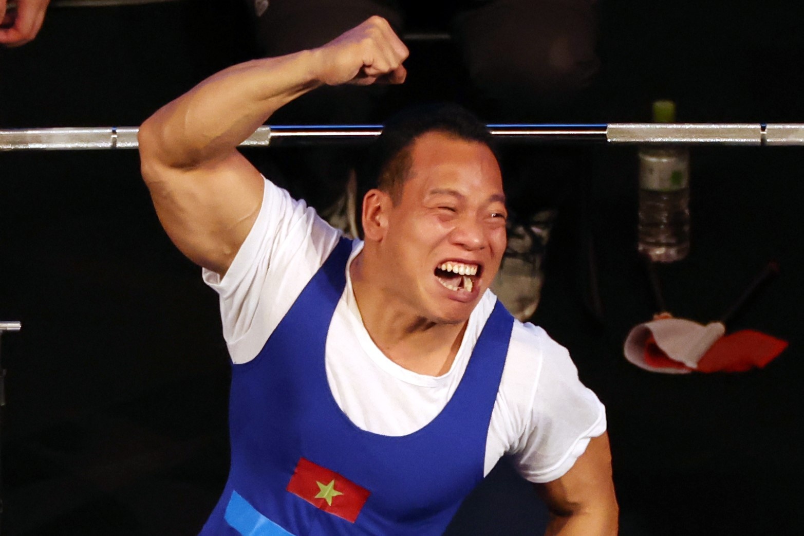 Le Van Cong vuot chan thuong, gianh HCB Paralympic hinh anh