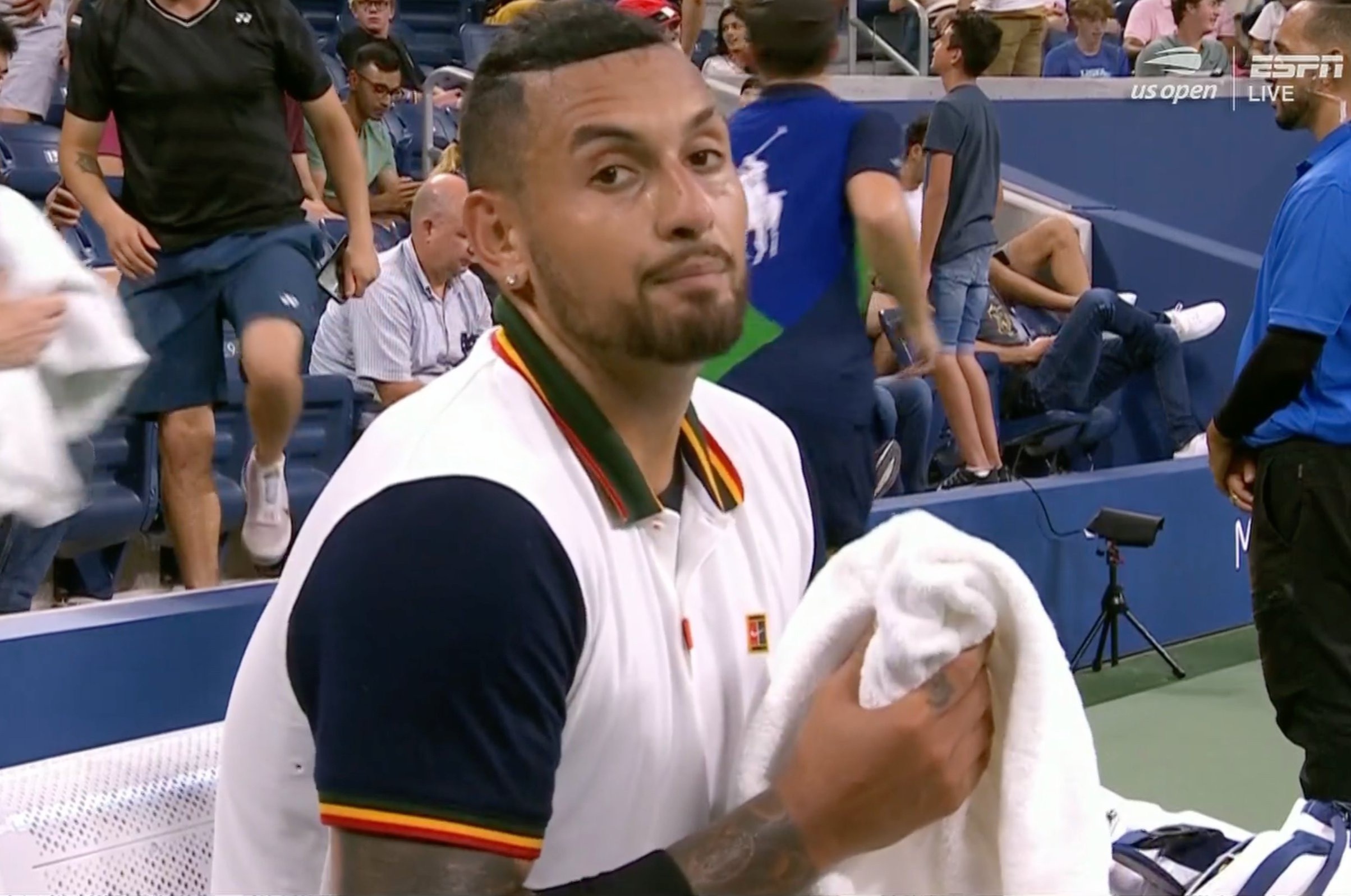 Nick Kyrgios tranh cai voi trong tai vi chiec khan hinh anh