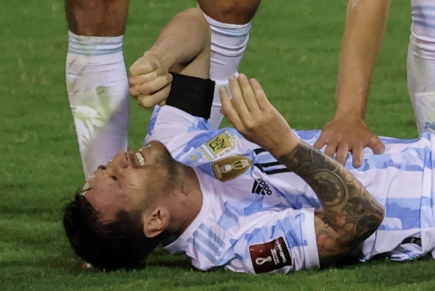 Doi thu len tieng khi suyt khien Messi gay chan hinh anh