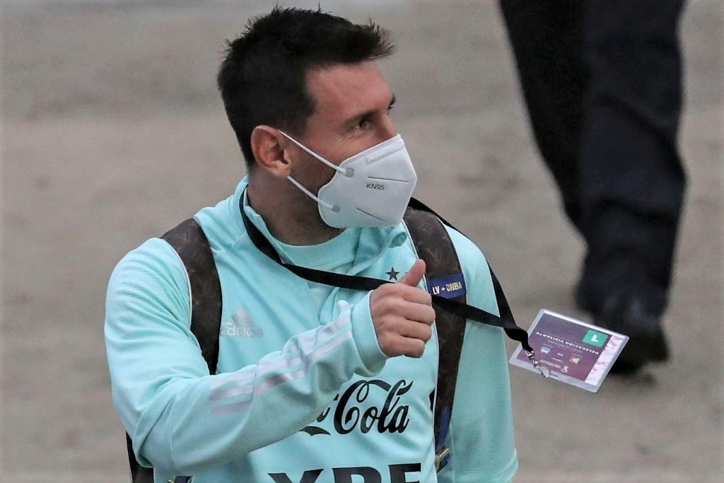 Cau be Brazil vuot doi ngu an ninh de chup anh voi Messi hinh anh