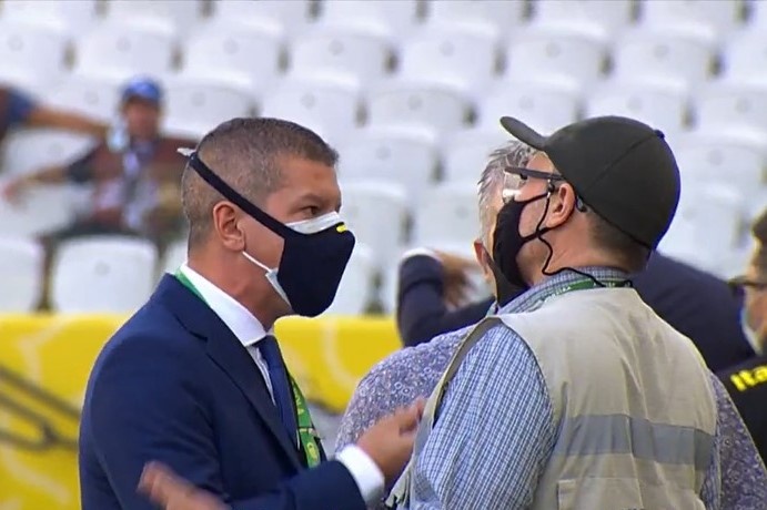 Cuoc tro chuyen truoc khi tran Brazil - Argentina bi hoan hinh anh