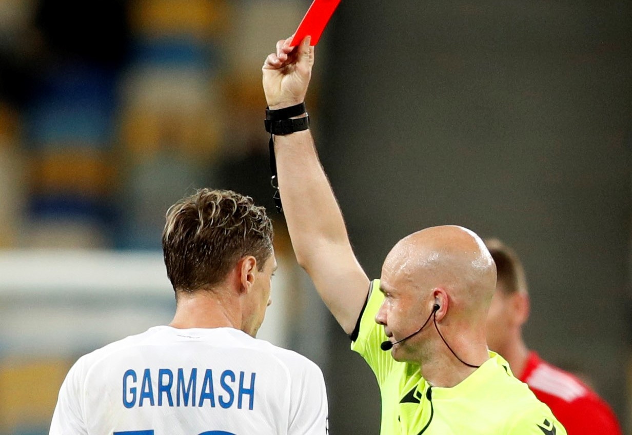 Trong tai rut nham the do tai Champions League hinh anh