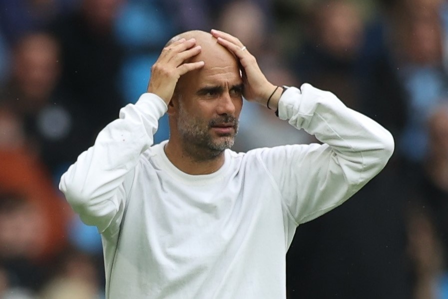 Pep Guardiola tu choi xin loi co dong vien Man City hinh anh