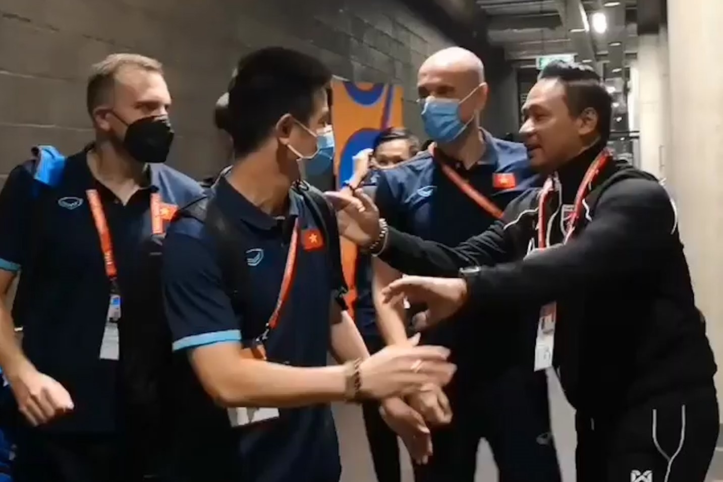 HLV Thai Lan chuc mung futsal Viet Nam vao vong 1/8 World Cup hinh anh
