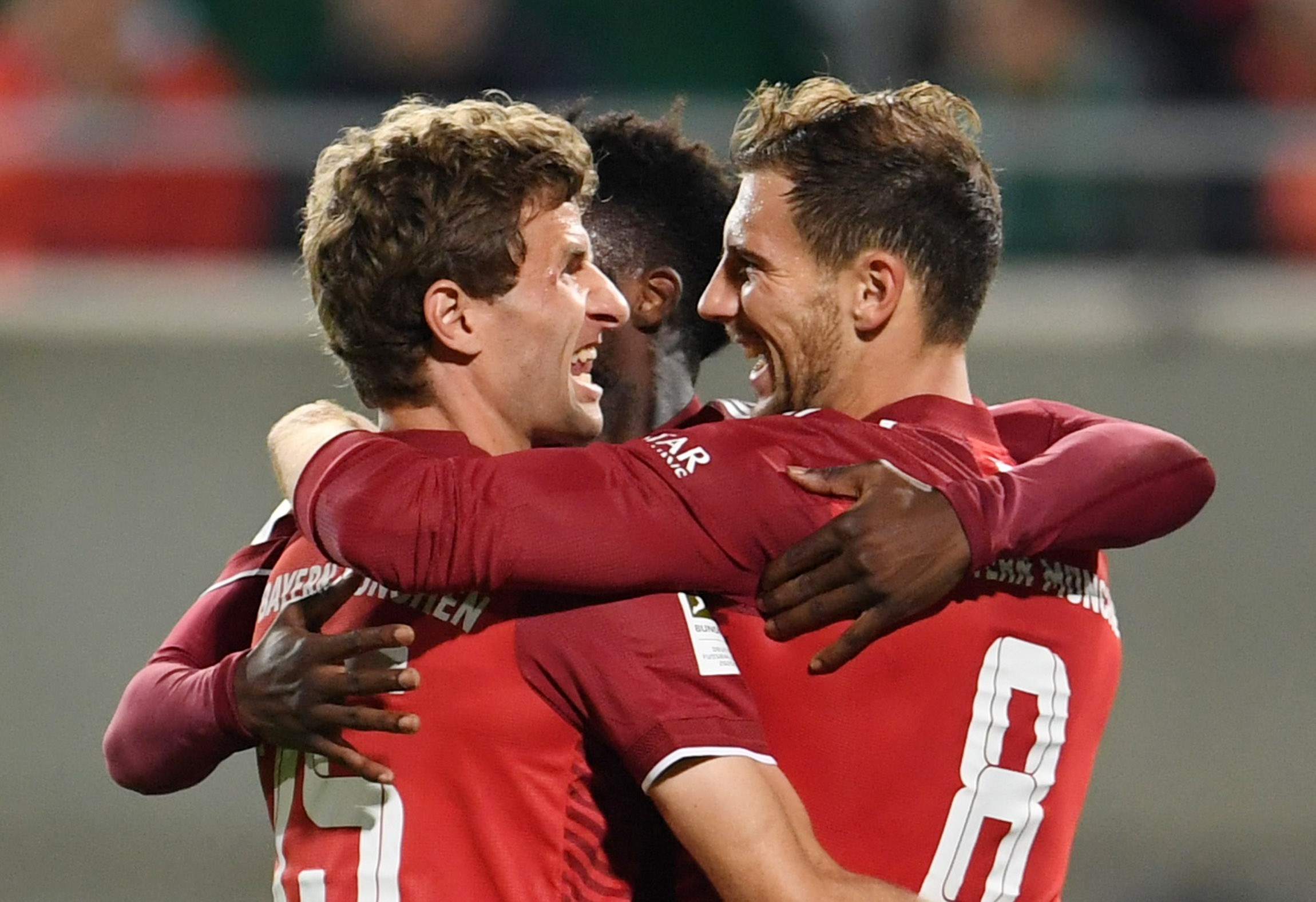 Bayern thang tran du chi con 10 nguoi hinh anh