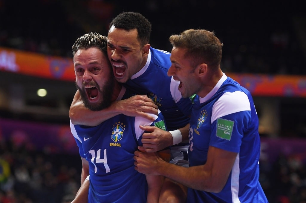 Brazil vao ban ket futsal World Cup hinh anh